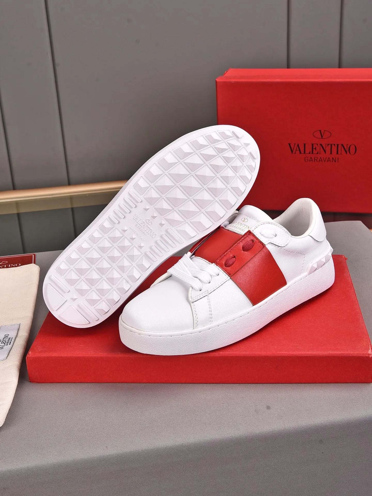 Men's shoes 440💰 (men and women couples) Valentino classic color matching series casual shoes. Made with heavy craftsmanship, good products pay attention to every detail. A must-have trendy item that can be worn all year round, it has been worn by many celebrities and Internet celebrities~~Imported cowhide surface, unique design concept, sheepskin lining, counter quality. Women’s clothing 35-40. Men’s clothing 39-44, 45-46 (returns and exchanges are not supported for custom-made items)